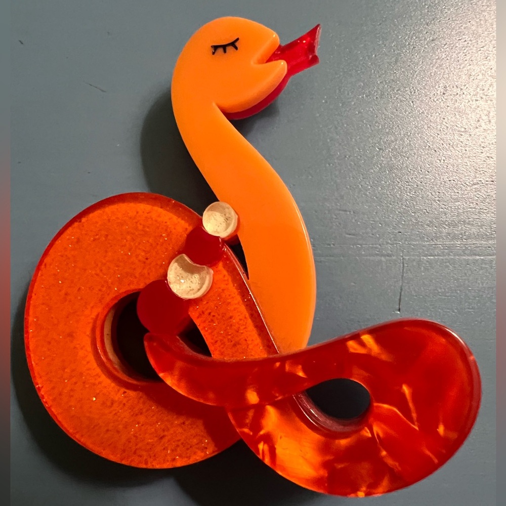 Erstwilder brooch